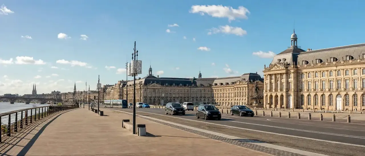 Voitures sur les quais de la Garonne à Bordeaux, façades en pierre claire