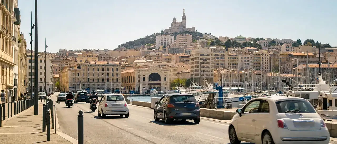 Circulation près du Vieux-Port de Marseille, Notre-Dame-de-la-Garde sur la colline