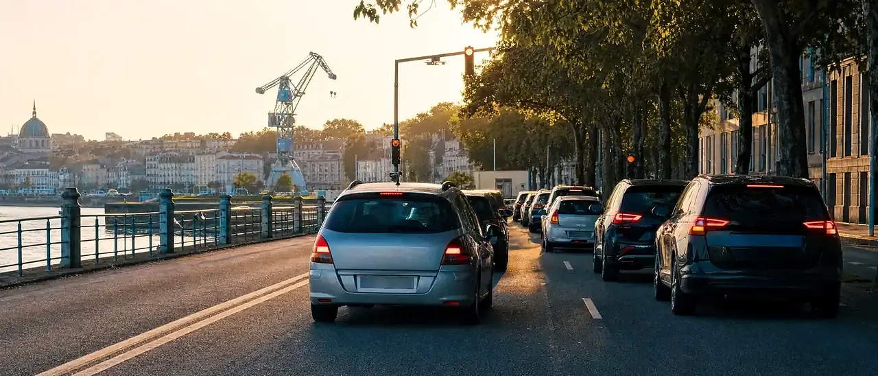 Voitures à l'heure de pointe sur un boulevard de Nantes près du fleuve