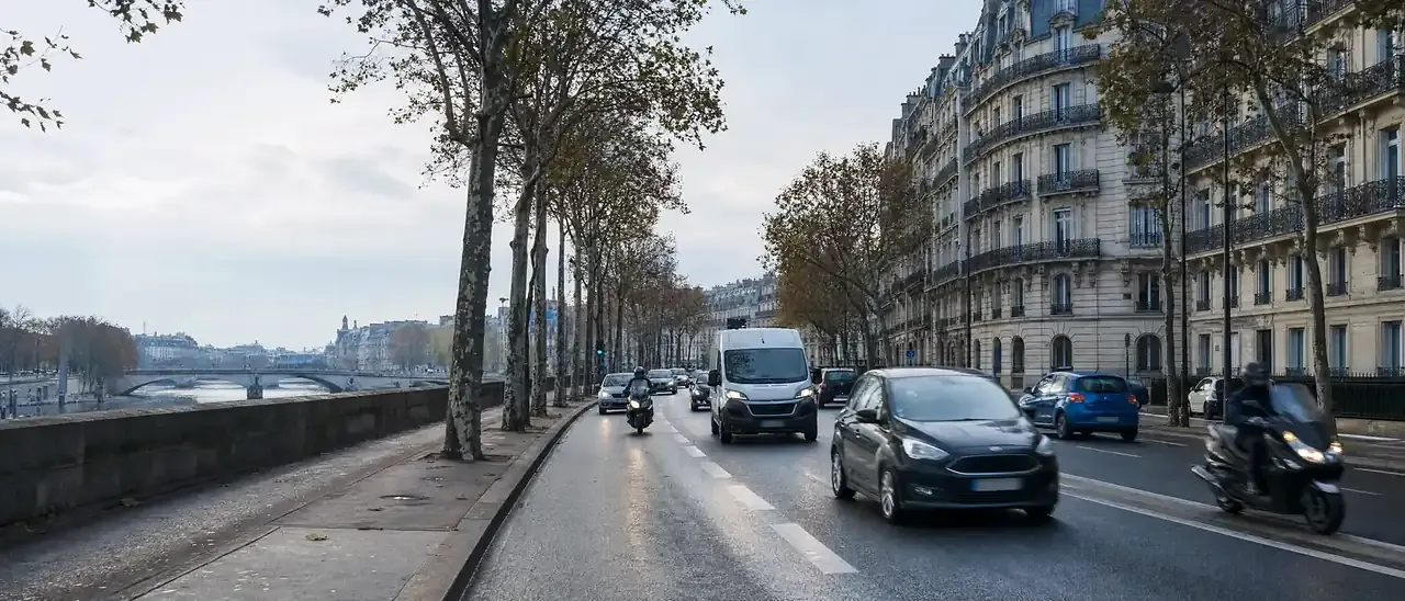 Circulation un matin de semaine sur un boulevard de Paris le long de la Seine