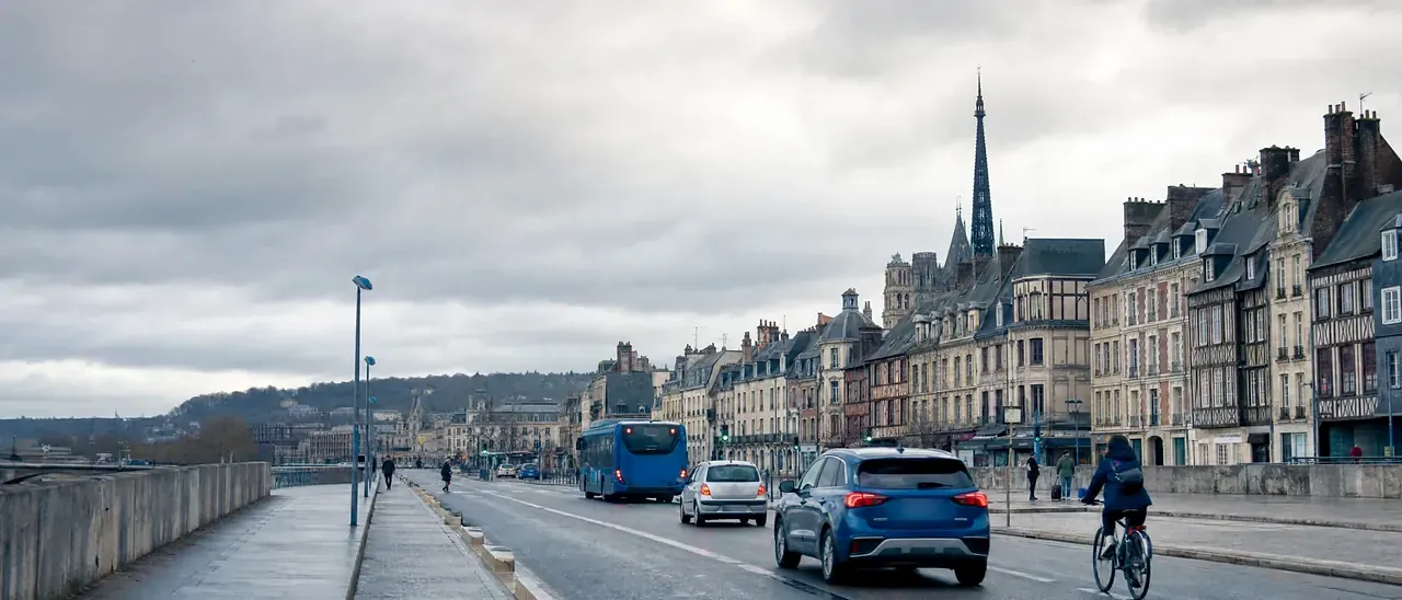Rue du centre de Rouen avec la flèche de la cathédrale au-dessus des toits