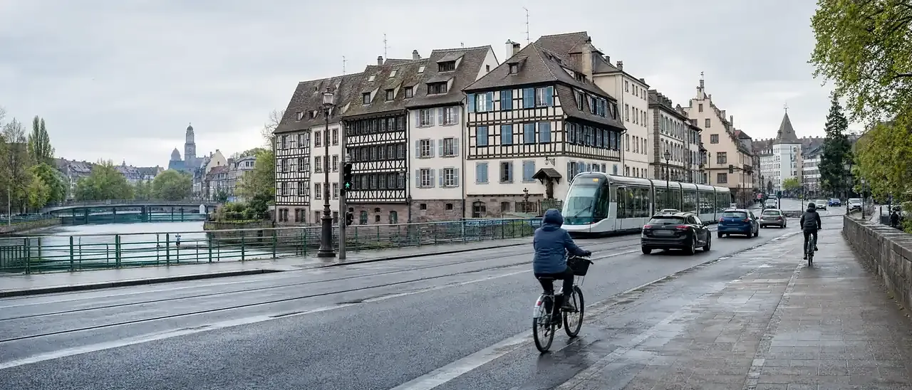 Rue de Strasbourg avec maisons à colombages, tramway, vélos et voitures